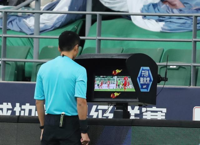 球探体育即时比分比分-中超争议判罚根源：领导要VAR多介入 违背FIFA原则