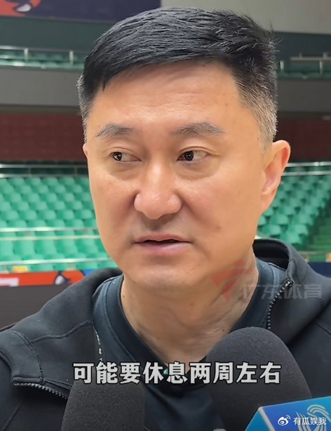 足球比分-有伤在身!球迷偶遇广东外援萨姆纳 腿部佩戴护具 仍住宏远酒店|广东宏远|广东省|康复|赛季|杜锋_新浪体育_新浪新闻